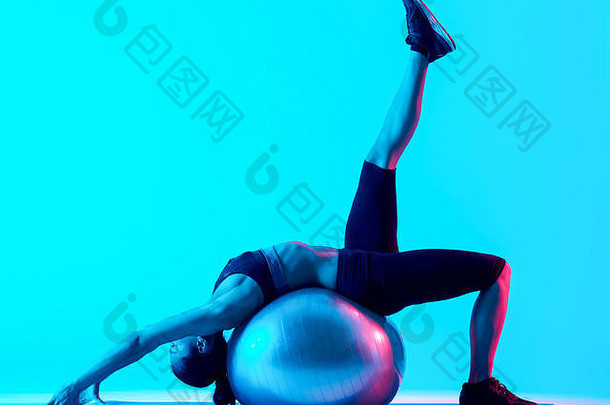 混合比赛女人exercsing健身<strong>普拉提</strong>exercices孤立的蓝色的blackground