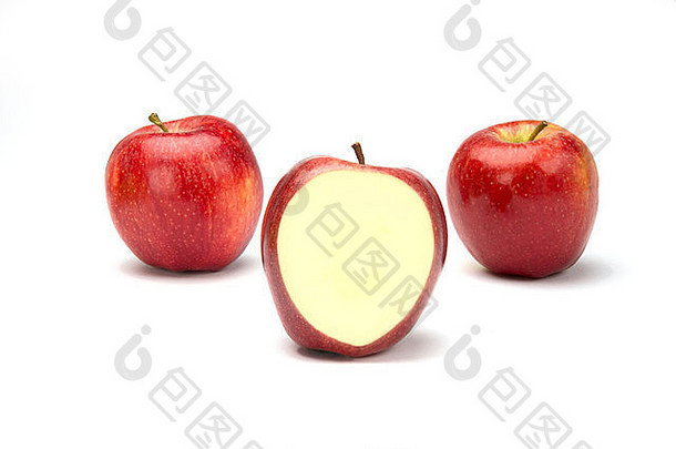 三个白苹果，中间一个切开。