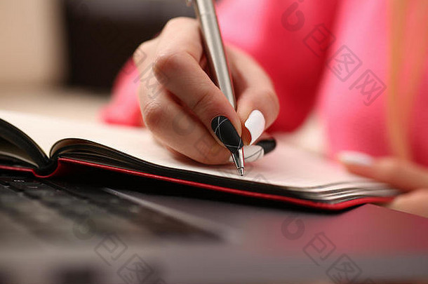 女人研究硬写信息笔记本