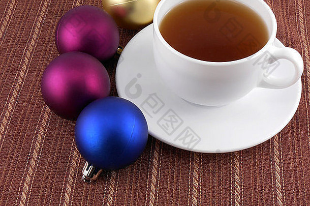 <strong>白色</strong>茶杯和圣诞饰品，假日概念