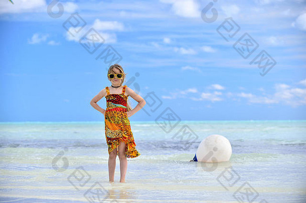 可爱的女孩桑迪海滩阳光明媚的一天古巴卡亚椰子树