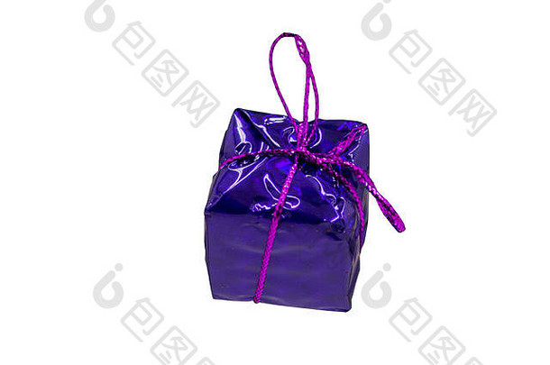 白色背景上有紫色球、树枝和丝带蝴蝶结的圣诞礼物。