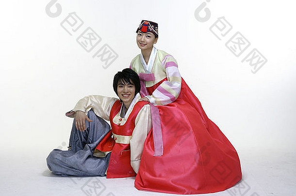 年轻的夫妇传统的朝鲜文衣服