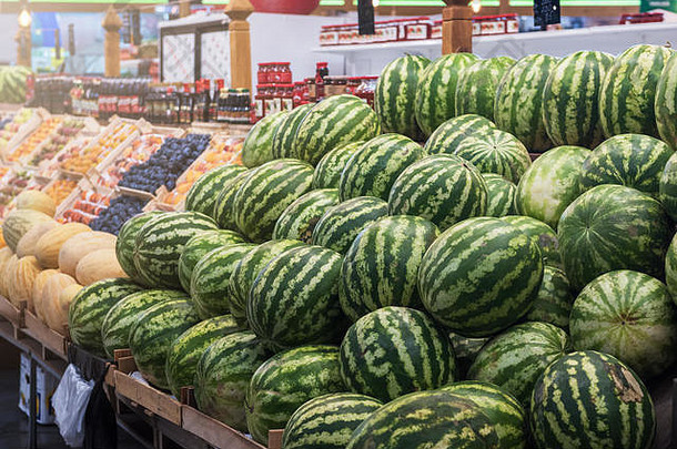 农贸市场上成熟的西瓜