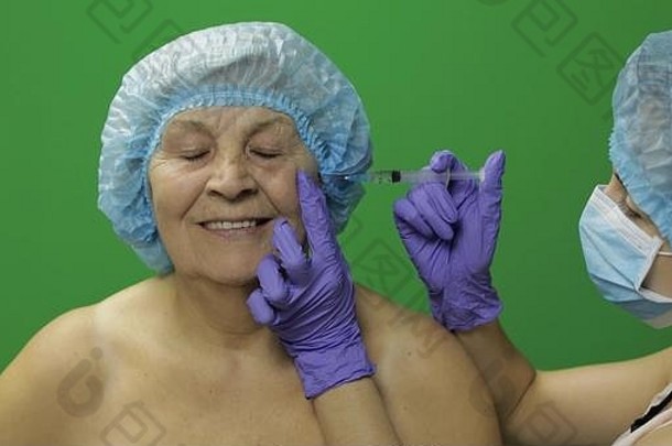 微笑上了年纪的女保护他塑料外科医生医生使面部注射老化女病人皮肤病学化妆品手术绿色屏幕浓度关键