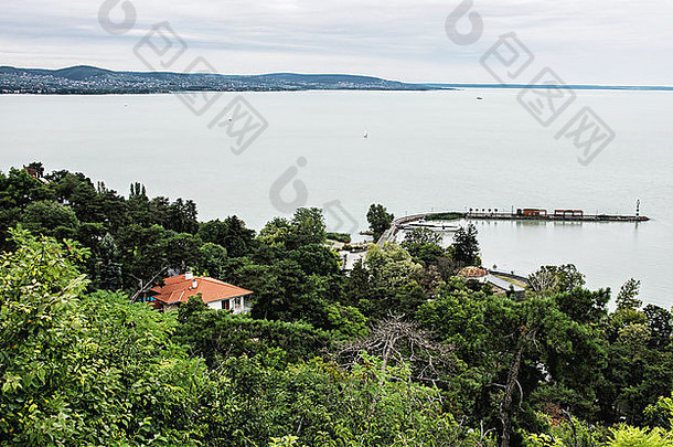 匈牙利巴拉顿湖上蒂哈尼的码头区。度假目的地。绿色植物和水。