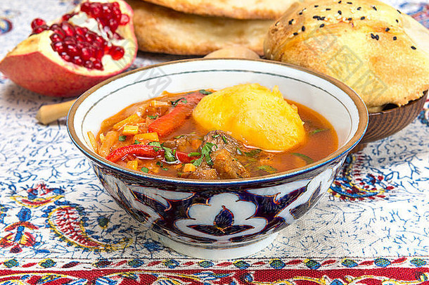 舒尔帕乔尔巴传统的中央亚洲汤煮熟的肉蔬菜