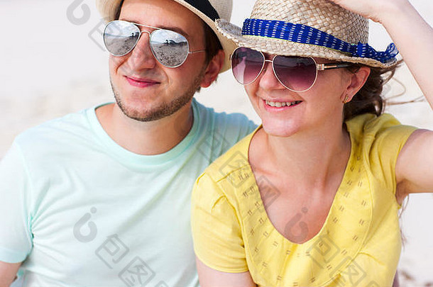 海滩上一对年轻夫妇的画像