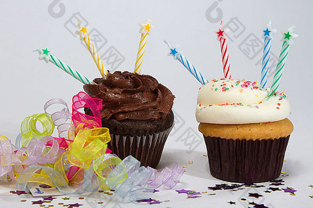 纸杯<strong>蛋糕</strong>和丝带都是庆祝<strong>毕业</strong>、生日、周年纪念或节日的标志。