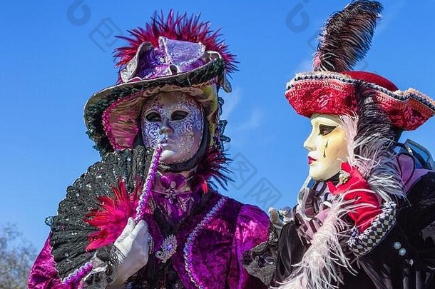 在法国安纳西的威尼斯狂欢节上，美丽的服装和面具