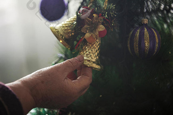 老妇人的手在装饰圣诞树