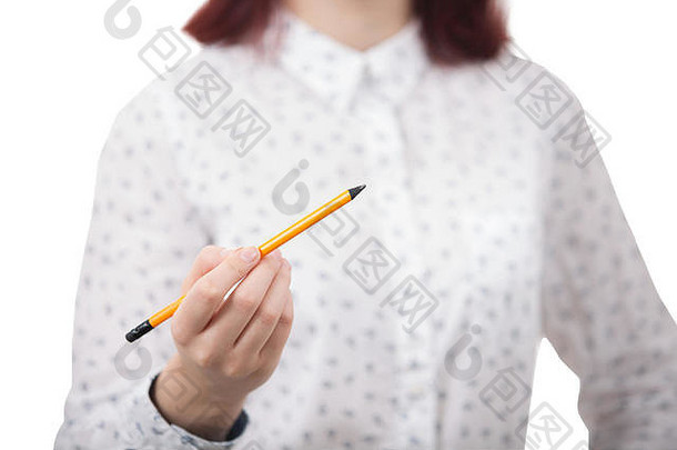 年轻的女商人学生手里拿着一支铅笔，试图画一幅富有想象力的素描。在白色背景上隔离。