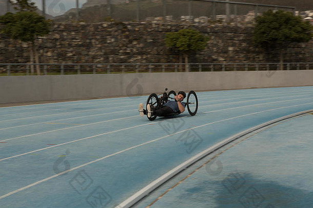 残疾人运动员轮椅赛跑