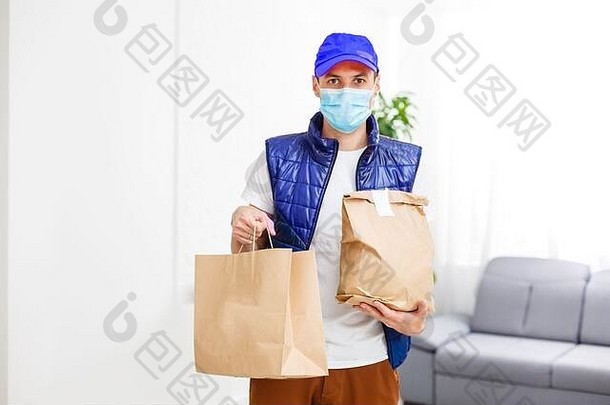 食品递送员戴着医用口罩。冠状病毒概念