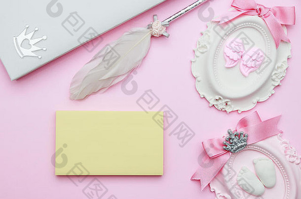 美丽的粉彩粉色布局，带有石头装饰、记事本、鸟毛笔、丝带、心形，背景为粉蓝色，俯视图、平面图、边框。婴儿s