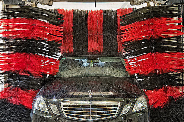 梅赛德斯-奔驰品牌的车辆在龙门式洗车机中清洗。