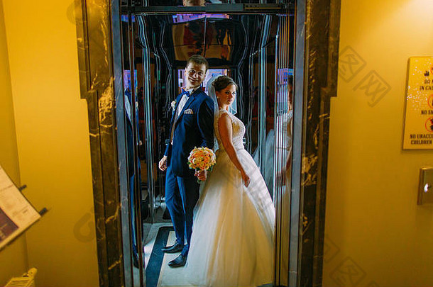 美丽的年轻夫妇在电梯里跳舞