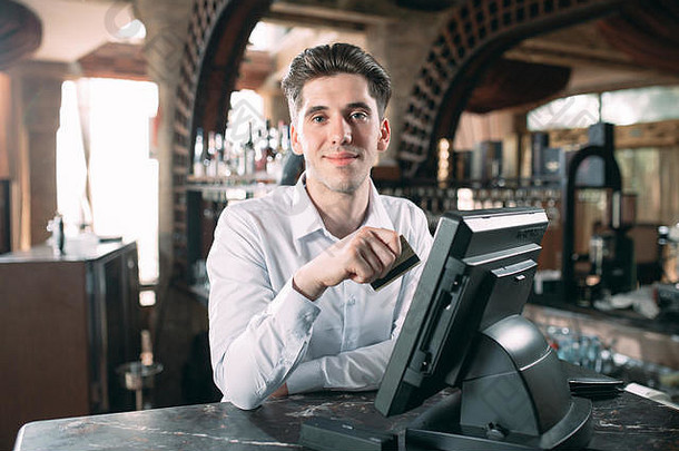小业务人服务概念快乐男人。服务员围裙计数器钱箱工作酒吧咖啡商店