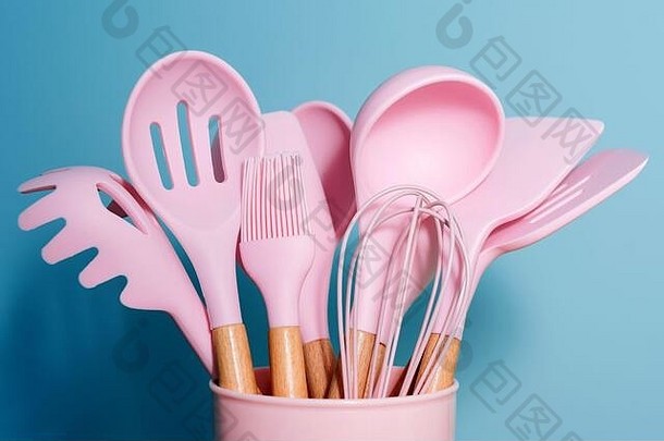 粉红色的厨房餐具蓝色的背景首页厨房工具装饰概念橡胶配件容器餐厅烹饪烹饪厨房