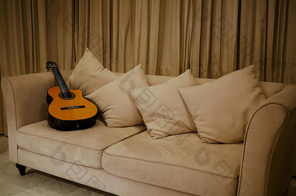 在录音中使用后放在客厅沙发上的吉他
