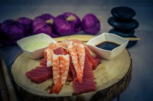不同种类的亚洲海鲜寿司