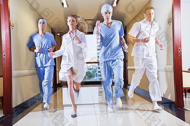 医生护士运行走廊医院