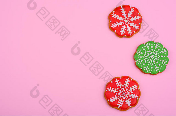 圣诞姜饼饼干，背景颜色鲜艳。新年打折