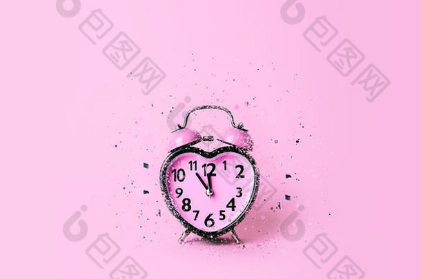 粉红色背景上的心形时钟。