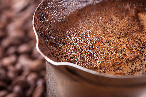 咖啡豆背景，古铜咖啡壶特写