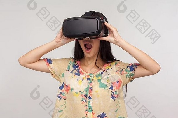 惊讶女人穿眼镜看虚拟世界惊讶震惊了表达式玩视频游戏经历强大的情绪