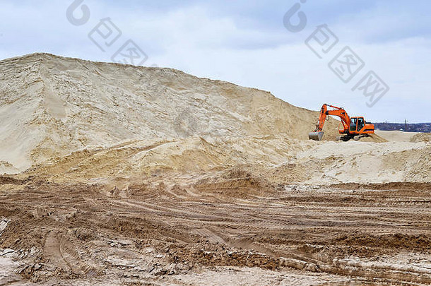 采石场的工作挖掘机生产沙子