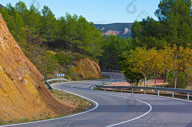 位于西班牙巴伦西亚地区山区的下行道路。风景秀丽，山间曲径通幽，松林掩映。