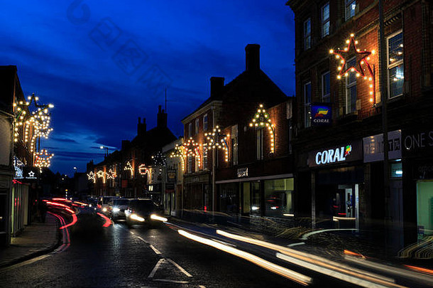 林肯郡伯恩市中心的圣诞灯；英格兰英国