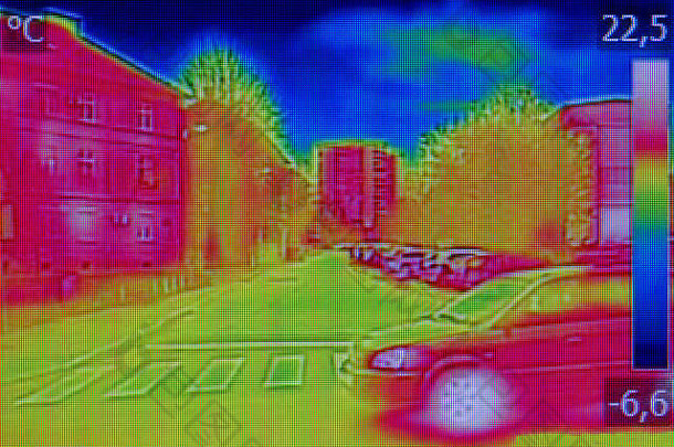 红外热像图像显示住宅楼和街道上的汽车缺乏隔热