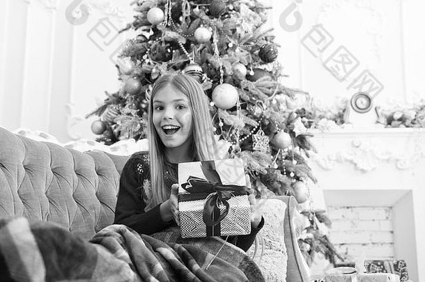 圣诞节未来早....圣诞节女孩快乐一年冬天圣诞节在线购物家庭假期圣诞节树礼物孩子享受假期