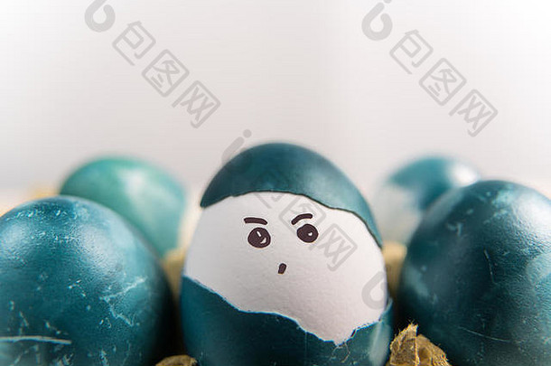 快乐复活节可爱的男孩有机复活节鸡蛋绘画脸蛋复活节假期装饰复活节概念背景复制空间