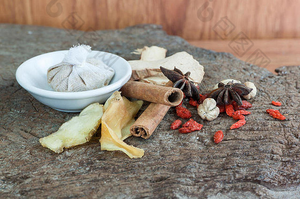 香料、中国食物和草药包装，用于在旧木材背景上炖制