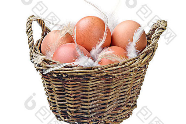在白色背景上隔离的旧柳条篮子里的鸡蛋
