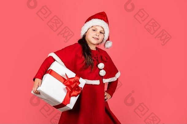 圣诞节的准备工作。新年快乐。圣诞快乐。圣诞快乐心情。小圣诞老人小孩粉红色的墙。小女孩礼物盒。寒假购物。礼物时间到了。礼物带来快乐和幸福。