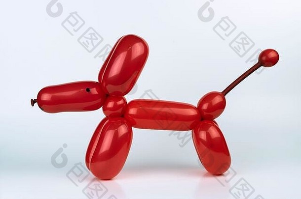 有趣的红色的<strong>气球动物</strong>小狗狗使艺术<strong>气球</strong>扭<strong>气球</strong>艺术家使孩子们的生日聚会，派对