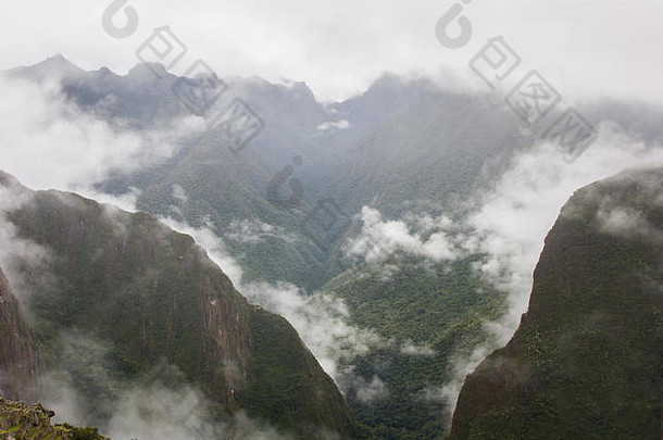 安第斯山脉被印加小道低云覆盖的美丽图像。秘鲁。南美洲。没有人