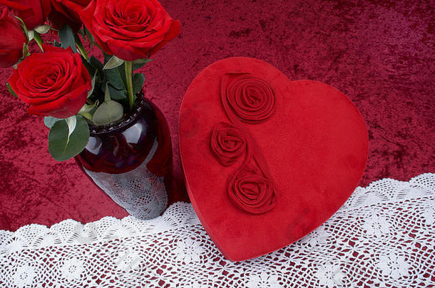 情人节背景红色的的粗糙心形状的糖果盒子新鲜的红色的玫瑰花束红色的背景