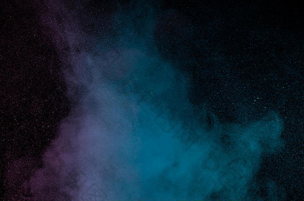 黑色背景上的蓝紫色水蒸气。纹理设计元素。抽象艺术。蒸汽加湿器。微距镜头。