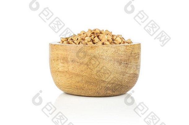 在白色背景上隔离的木碗中放入大量未的棕色<strong>荞麦</strong>粒