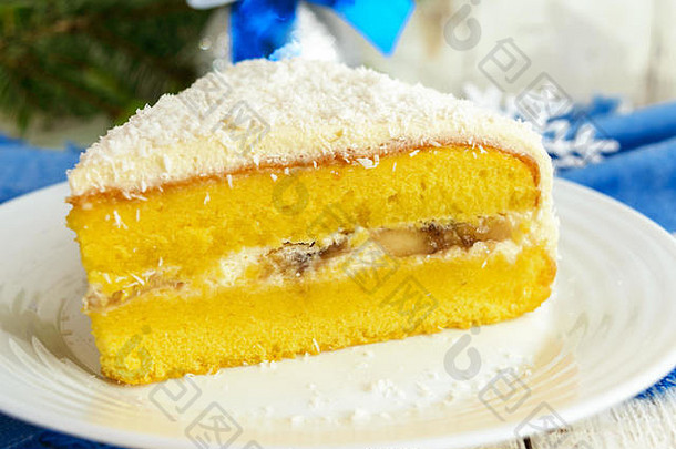 温柔的海绵蛋糕奶油香蕉层撒上椰子前选项节日甜点圣诞节一年特写镜头