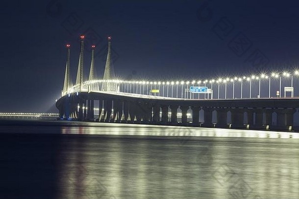 马来西亚乔治镇第二座槟城大桥的蓝色小时视图