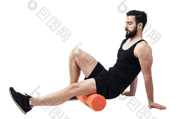 运动员按摩伸展运动腿<strong>小腿肌肉</strong>泡沫辊完整的身体长度肖像孤立的白色背景