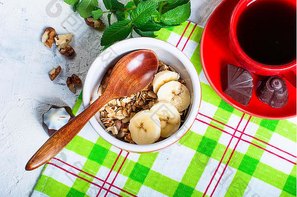 健康的早餐格兰诺拉麦<strong>片香蕉</strong>蜂蜜坚果杯强大的咖啡水果概念健康的吃平躺复制空间