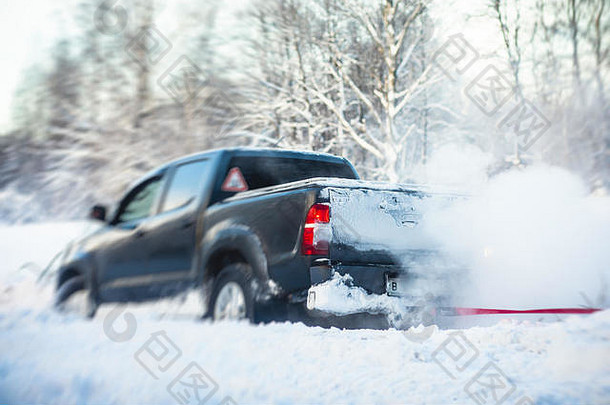 在取出陷在雪地里的suv汽车的过程中，男人们挖开汽车并将其推出雪地，冬季汽车出现问题的概念