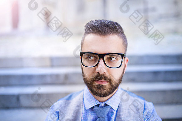 英俊时髦的现代商人，留着胡子，戴着眼镜